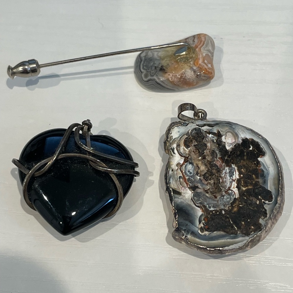 Lot of 3 real Stone pendants heart and stick pin - Picture 3 of 3